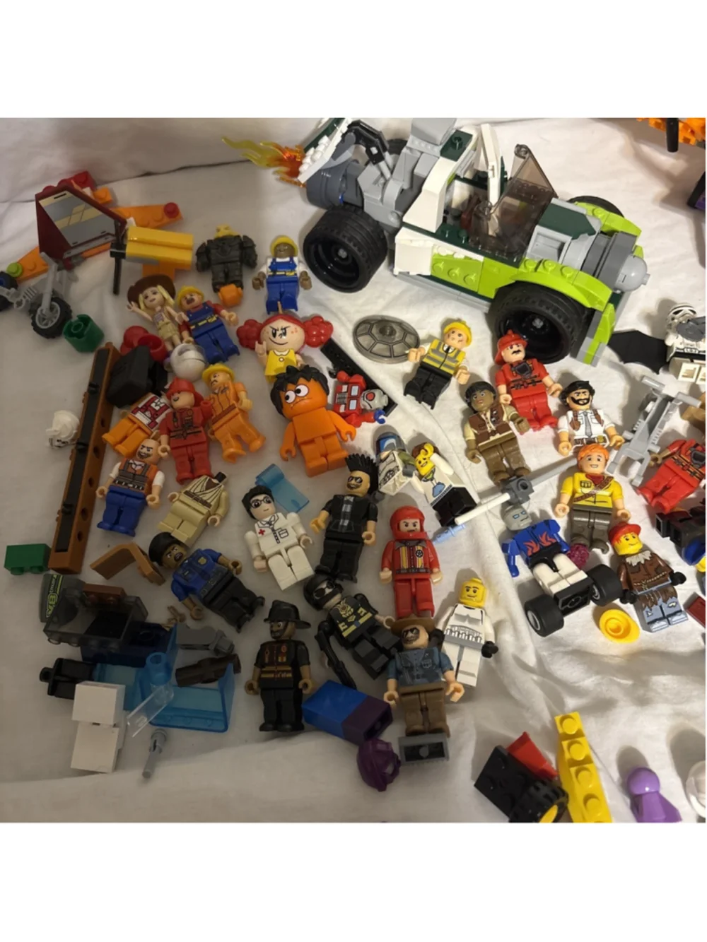 Lego Minifigures Lot Of Mini Figures, Aircraft And Accessories 1165￼